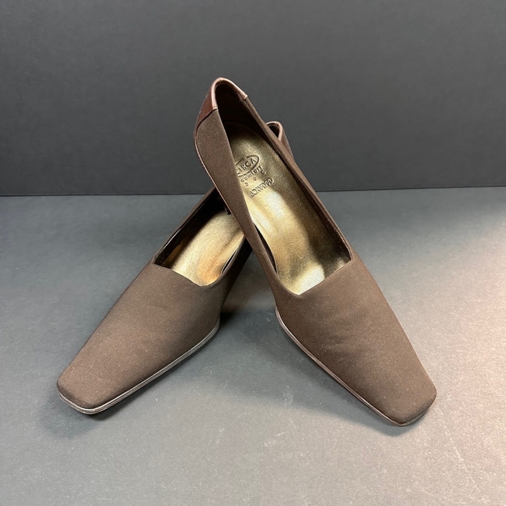 BROWN PUMPS